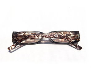 树脂材质：轻巧舒适， 但也有烦恼