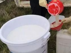 观察农药瓶上面的信息