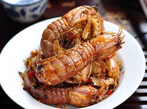 观察虾壳变薄，颜色变暗