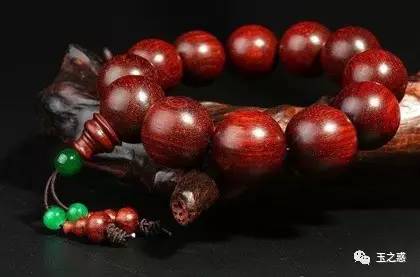 男士佩戴木质手串的时尚品味之道