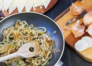 炒面粉是一种将面粉炒熟后用于制作各种中式面食的原料