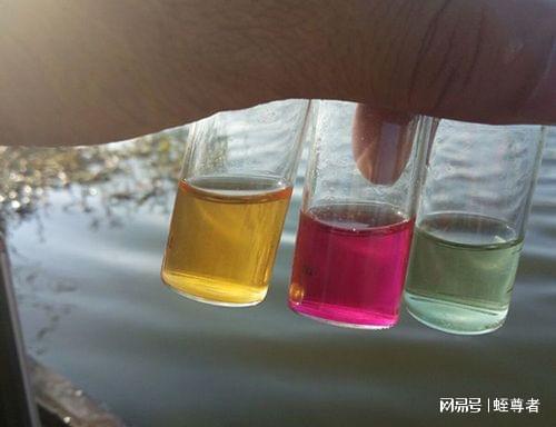 水蛭养殖对水质PH值有严格要求，需保持中性偏微酸性