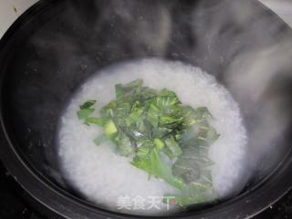 肉骨头青菜粥是一道以肉骨头和青菜为主要食材的粥品