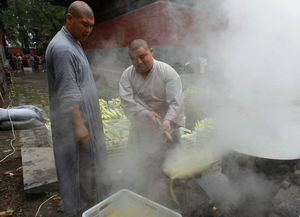 河南少林寺推出大锅煮玉米，以传统烹饪方式吸引游客体验