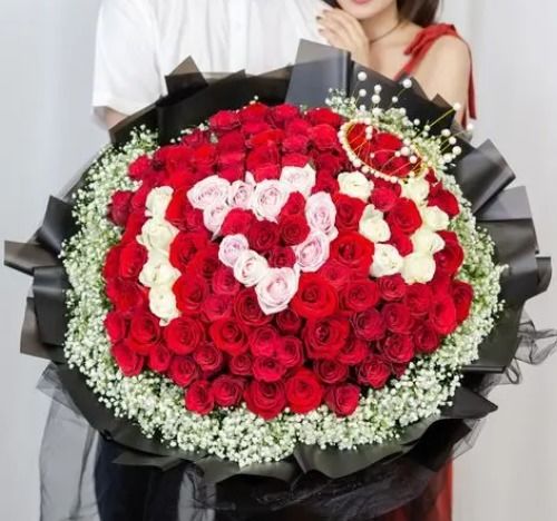九十九朵玫瑰代表什么含义？它们在爱情中有什么特别的象征意义