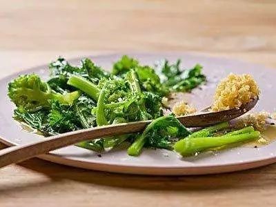 用剩菜叶做饲料真的能帮养殖场节省一半成本吗？