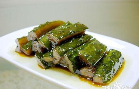 黄瓜咸菜是一种传统的腌制食品，以黄瓜为主要原料