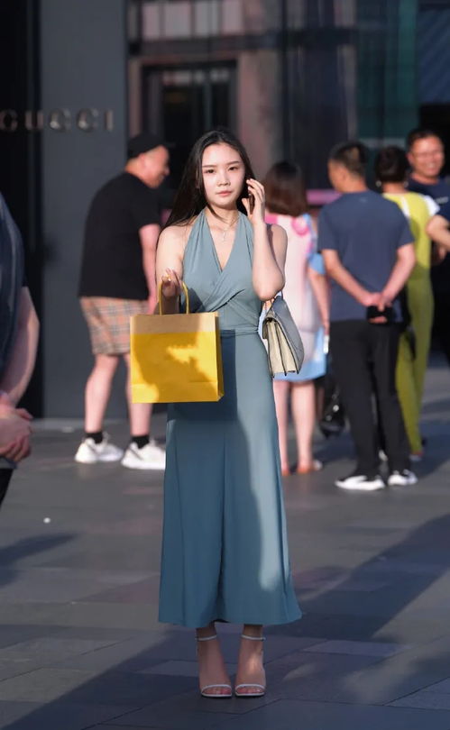 花色连衣裙搭配高跟鞋，如何展现优雅气质