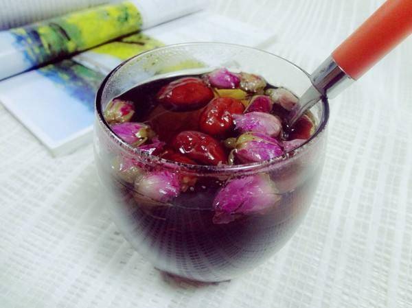 玫瑰花红枣泡水，常喝真的能变美吗