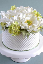 寻找那抹美丽：双层鲜花蛋糕与婚礼现场