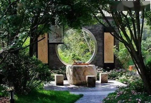 植被配置：常绿植物与四季变换