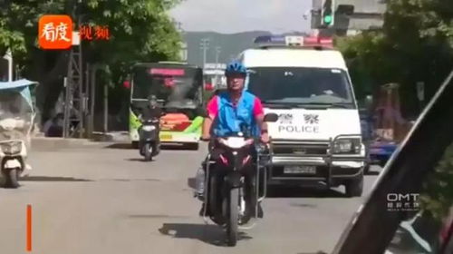 小哥骑摩托喷洒农药