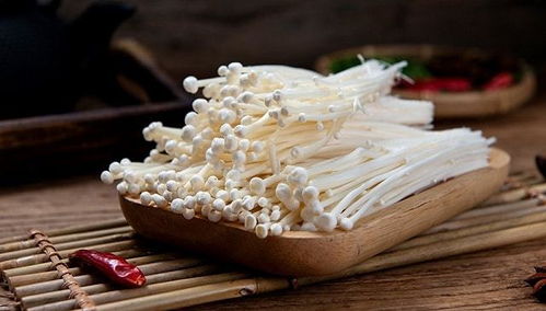 金针菇细菌污染：金针菇在生长、储存、加工过程中易受细菌污染