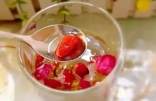 玫瑰花泡水，搭配蜂蜜效果最好