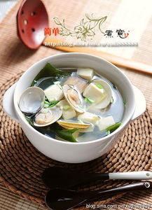 口蘑蛤蜊豆腐汤是一道以口蘑、蛤蜊和豆腐为主料的汤品