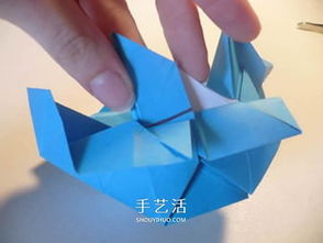 简单折法：先折两片花瓣