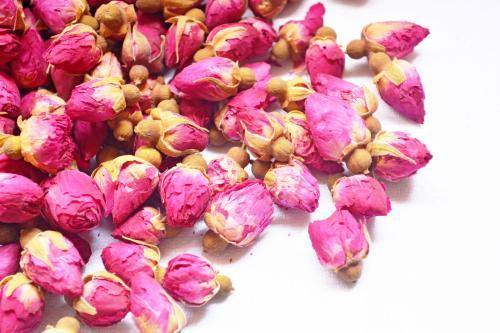 玫瑰花发黄了泡水喝对身体有害吗？