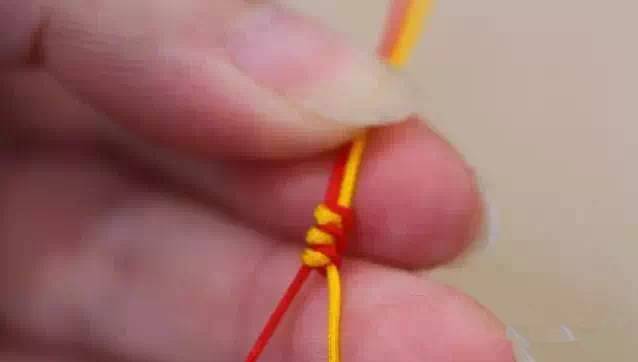 慢慢收紧编织线