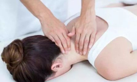 儿童头虱治疗：杀虫剂还是其他方法？