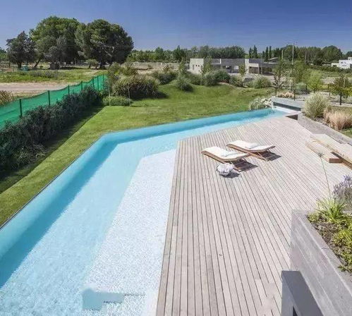 平安与美的平衡：水景深度与平安围栏的巧妙结合