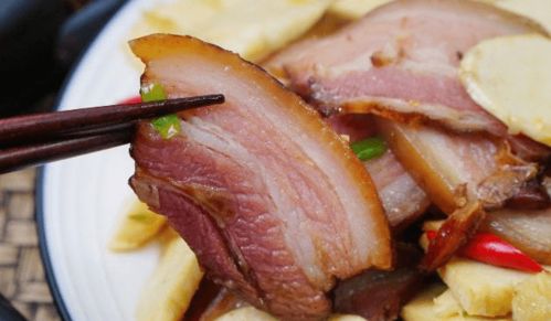 加入腊肉，提鲜增香