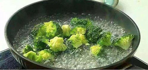 这些危害包括：大量进食农药残留超标的粮食蔬菜等导致急性神经中毒；农药具有遗传毒性，导致畸胎，影响后代健康；农药慢性蓄积引起人体倦乏、头痛：