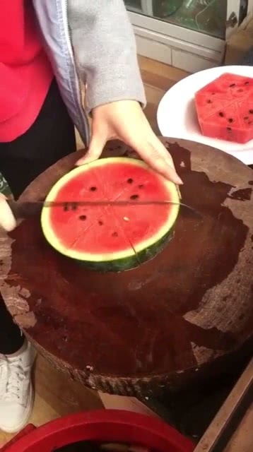 西瓜切法大全：这样切西瓜