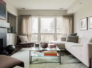 浅灰色墙面 搭配白色门，百搭又清爽