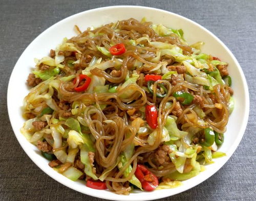 甘蓝炒粉条是一道家常菜，以甘蓝和粉条为主料