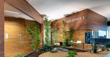 河南创客办公室装修设计公司案例：时尚与质朴的碰撞