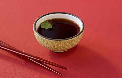 酱油制作工艺流程中，豆粕是如何转化为酱油原料的？