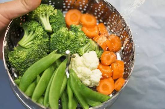 《螳螂的美食指南：蔬菜是它们的首选！》