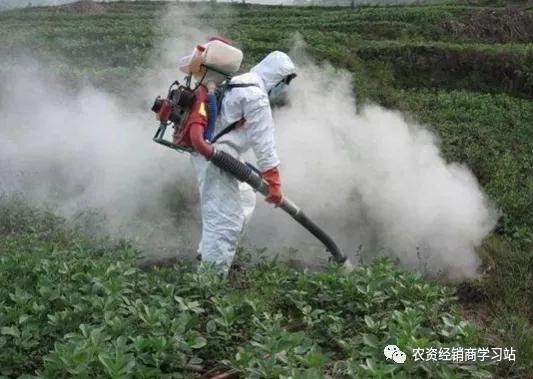 别跟碱性农药混用