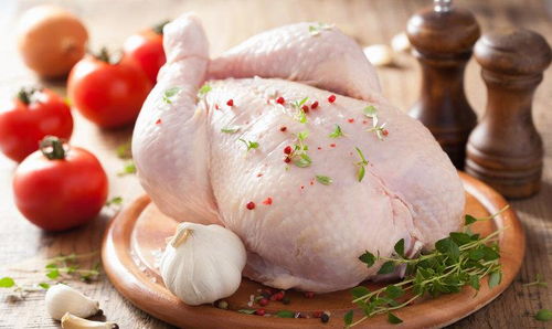 为什么说鸡肉中含有大量重金属，这与鸡饲料中的重金属含量有关吗？