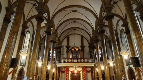 罗马式的庄重？不不是的