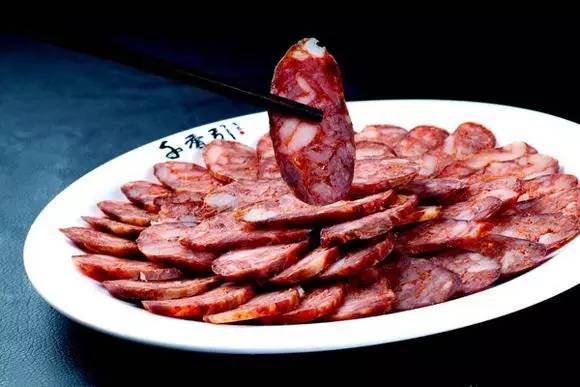 皋香肠制作源于江苏皋城，以猪肉、酒糟、香料等秘制而成