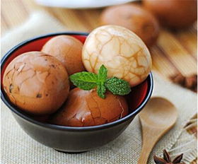 煮鸡蛋时间取决于鸡蛋大小和火候，一般8