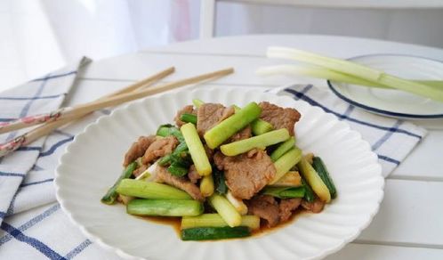 蒜苗炒菜时用蒜炝炝锅，炒出来的菜格外香！