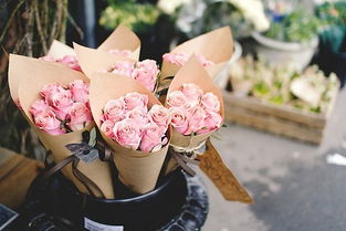 这些个性化的元素会使花束梗富有创意和亮点，让对方感受到你的用心和独到之处。