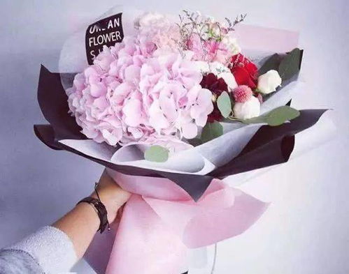 注重情感表达， 捕捉送花者和接受者的眼神交流