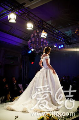 花朵元素婚纱的魅力