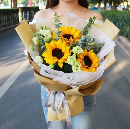 女儿生日送花指南：选什么花朵最合适，寓意又是什么？