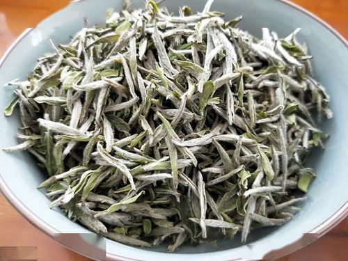 白毫银针是白茶，具有清热解毒、提神醒脑等功效