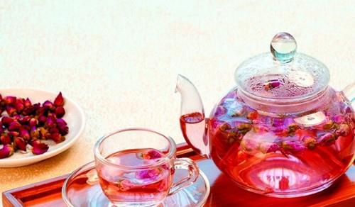 玫瑰花泡茶，每天一杯