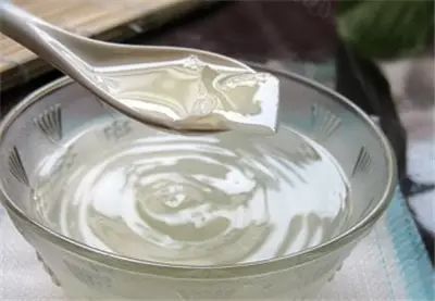 大蒜冰糖水是煮制而成，具有清热解毒功效