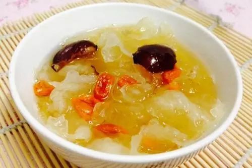 银耳在干燥、阴凉环境下可保存数月