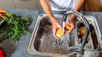 第一步：用棉签蘸取指甲油去除剂或香蕉水擦洗