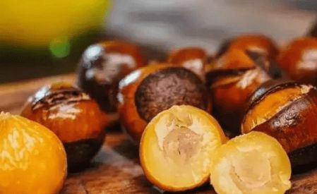 糖炒栗子美味诱人，但过量食用可能引发消化不良等健康问题