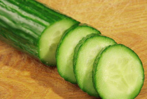 清洗黄瓜，去除农药残留