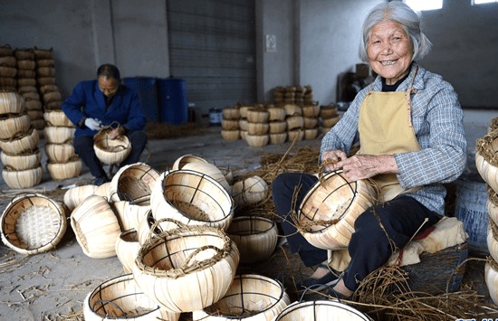 农村妇女通过种植、养殖、手工艺品制作等方式增加收入